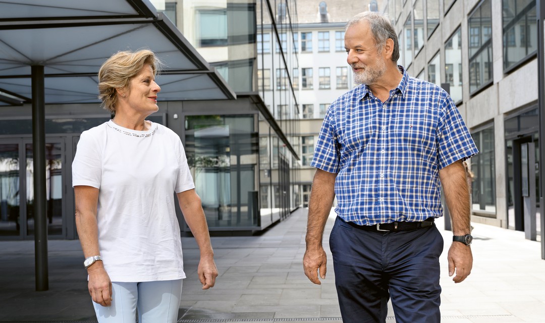 Esther Girsberger und Kurt Schöbi laufen nebeneinander her.