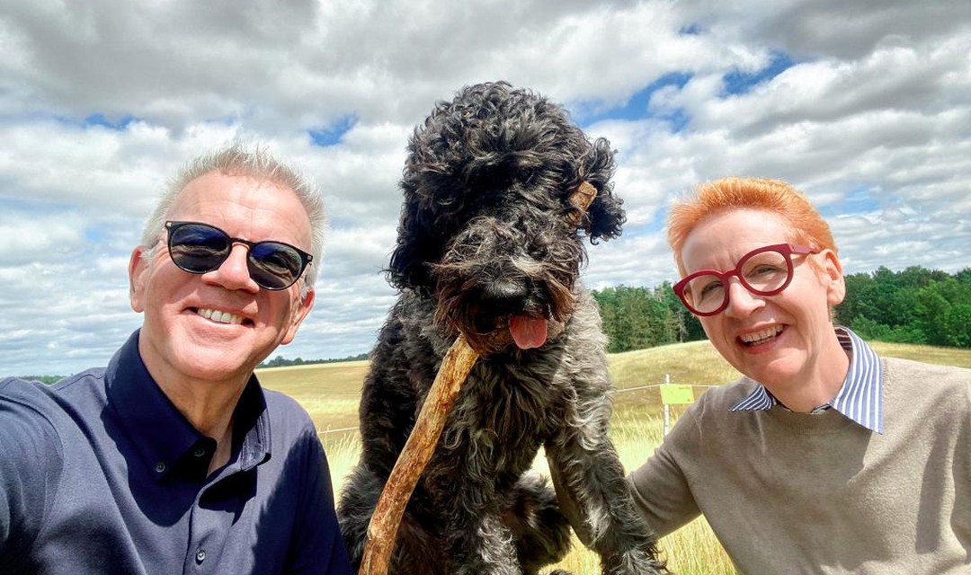 Werden aus Berlin in ihre Basler Heimat zurückkehren: Paul und Colette Seger mit Hund Kari, hier auf einem Wochenendurlaub in Mecklenburg-Vorpommern.