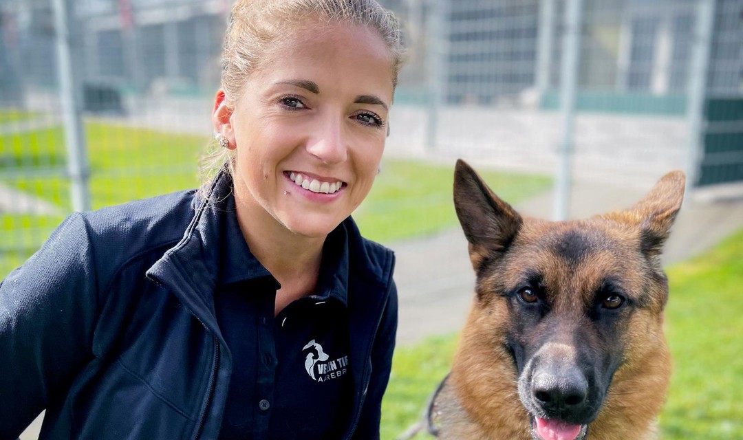 Tierpflegerin Lea Scheidegger mit Schäferhündin Alexa.