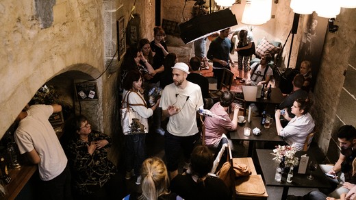 Bild von Statistin bei «Nr. 47»: Was für 1 Setleben!