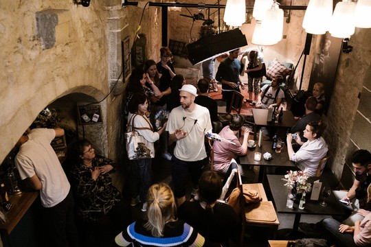 Bild von Statistin bei «Nr. 47»: Was für 1 Setleben!