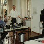 Das "Echo der Zeit" verliess immer mal das Studio und ging auf Reise. Hier wird aus einer Villa in Mendrisio im Tessin gesendet. Auf dem Bild zu sehen: Walter Müller, Rudolf Küng und Martin Durrer. (Foto: 1997)