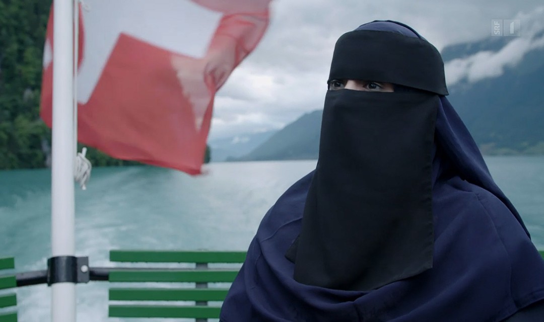 Saudiarabische Touristin mit Ganzkörperverschleierung auf einem Schiff auf dem Brienzersee