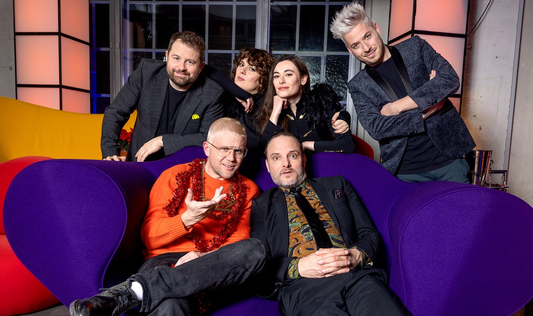 Gruppenbild der Comedians: hinten: Gabriel Vetter, Patti Basler, Sanija Ameti und Joël Mutzenbecher; vorne: Knackeboul und Dominic Deville
