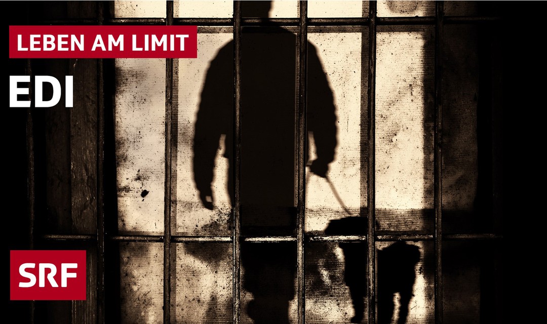 Schatten eines Mannes mit Hund in der Hand