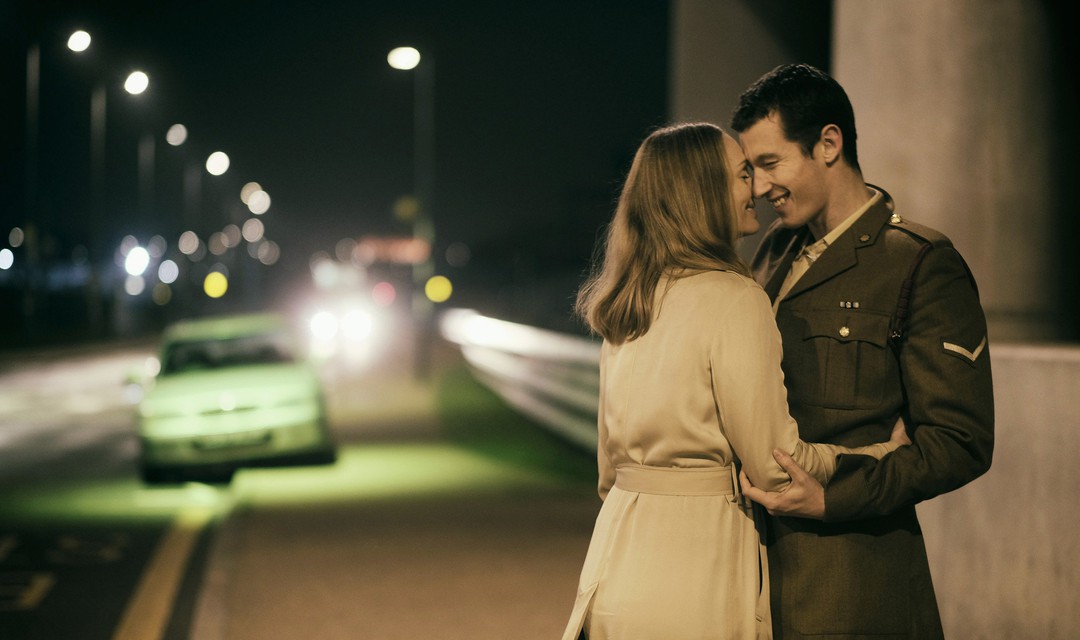 Laura Haddock als Hannah Roberts, Callum Turner als Shaun Emery