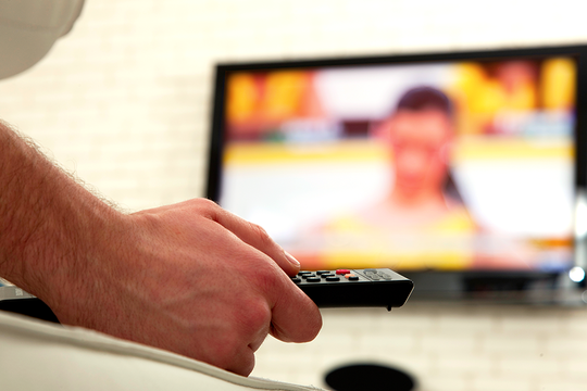 Bild von Schweizer schauen täglich bis zu drei Stunden TV