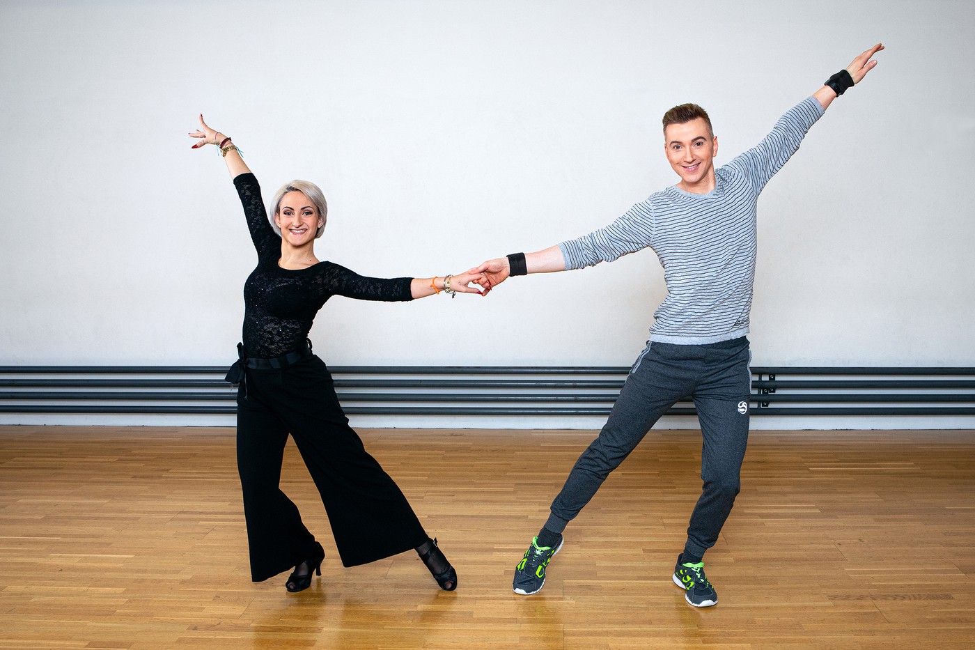 Edward Piccin in durchgestreckter Pose mit Tanzcoach NOemi Bozzo.