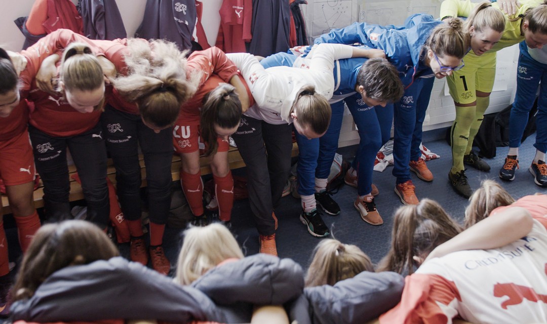 Fussballspielerinnen in Kabine