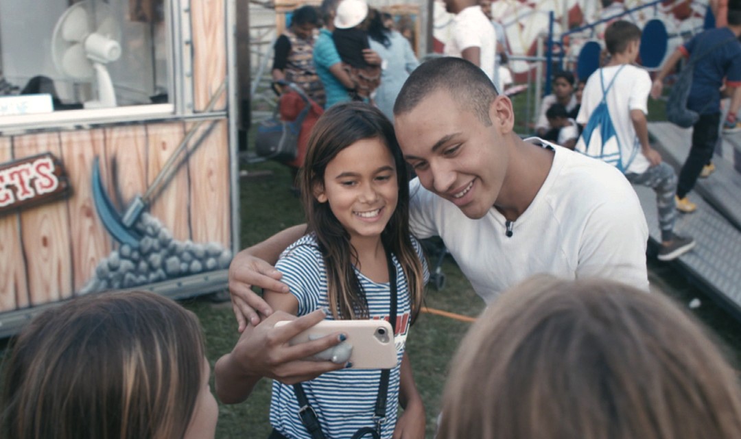 Younes posiert auf der Strasse mit einem weiblichen Fan für ein Selfie