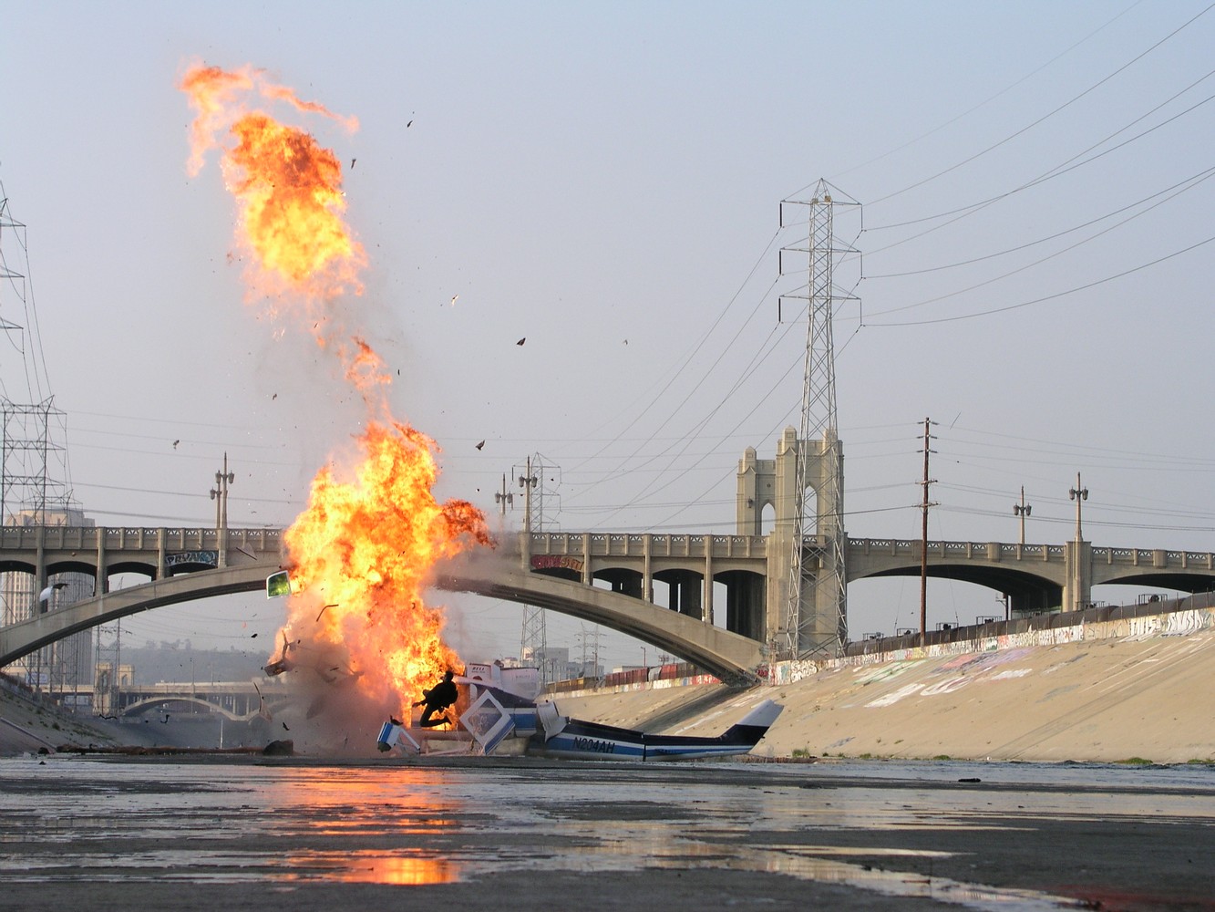 Explosion vor einer Autobrücke