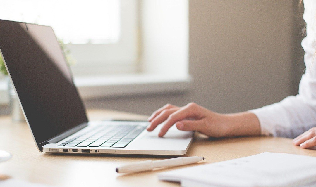 Eine Frau sitzt zuhause am Laptop