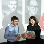 Joana Büchler überreicht Olivier Dolder ein Abschiedsgeschenk.