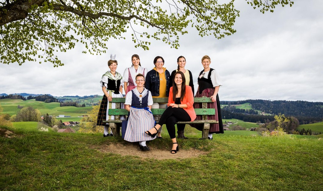 Grupenbild der Landfrauen unter einem Baum