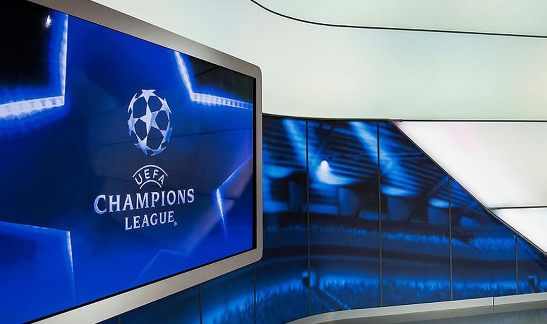 Studio mit Bildschirm mit dem Logo der UEFA Champions League darauf