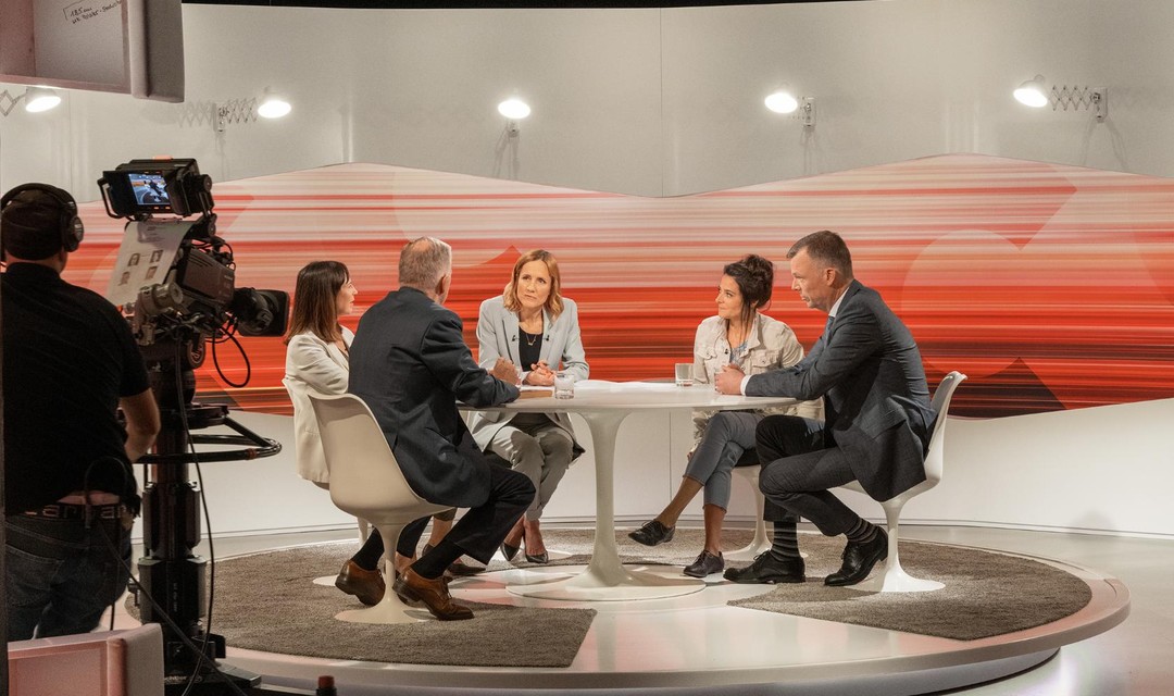 Moderatorin Barbara Lüthi sitzt mit ihren Gästen im Studio