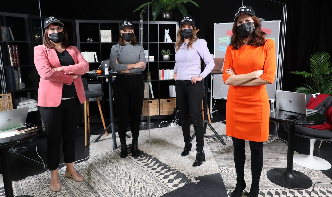 Die vier Gastgeberinnen des Edit-a-thons stehen mit Mundschutz und Käppi im Videostudio