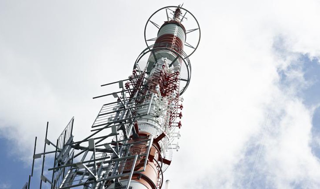 Symbolbild mit Radioturm von unten nach oben fotografiert