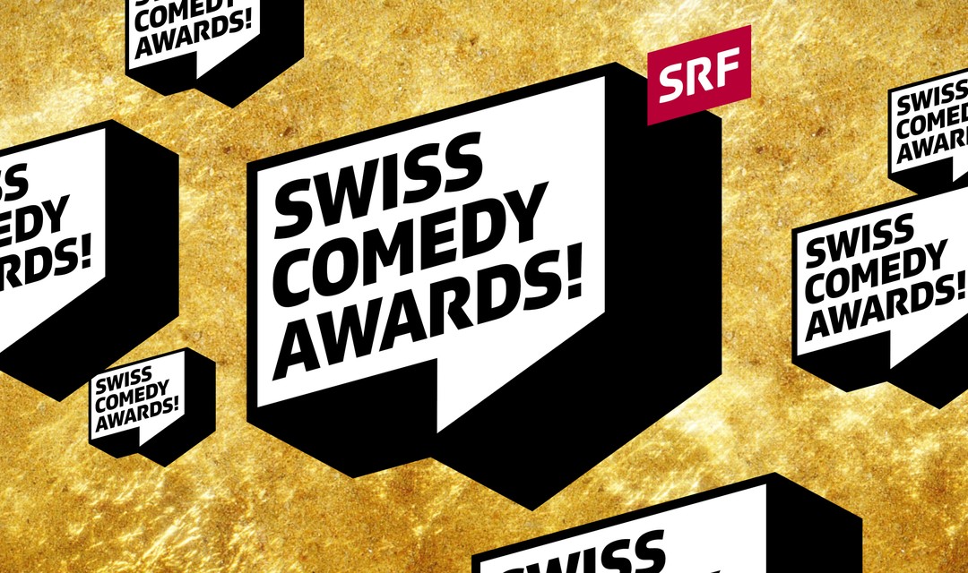 Glitzerwand mit dem Schriftzug «Swiss Comedy Awards!» in Sprechblasen
