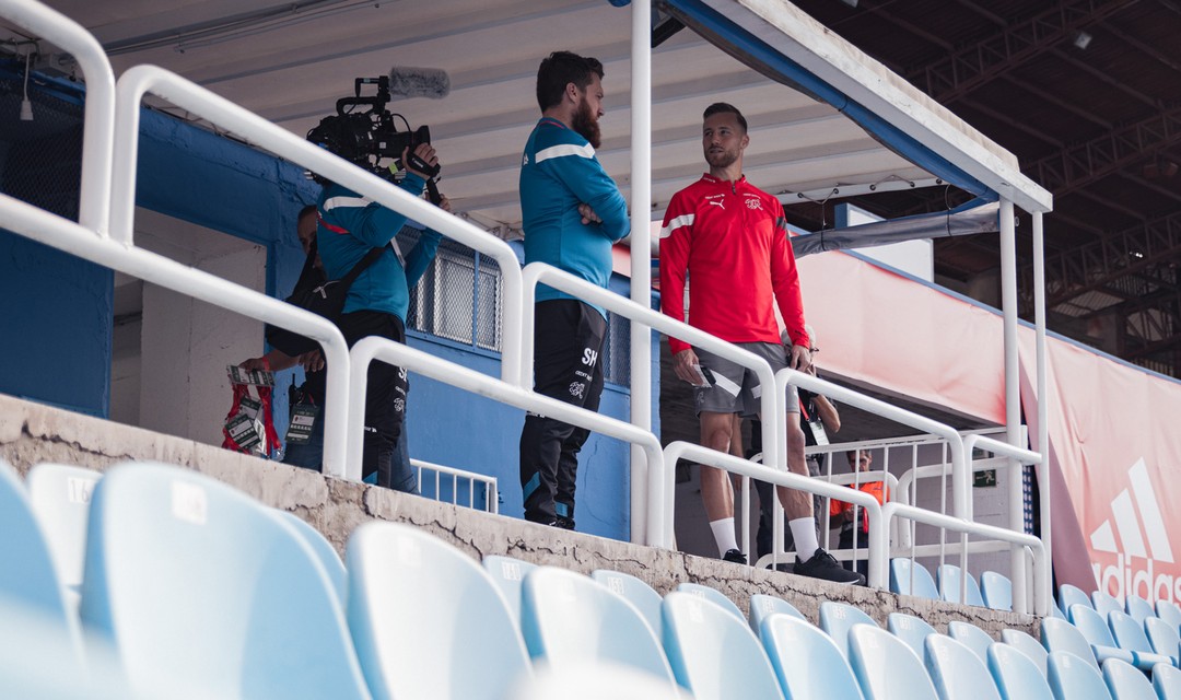 Simon Helbling steht im Fussballstadion mit Silvan Widmer