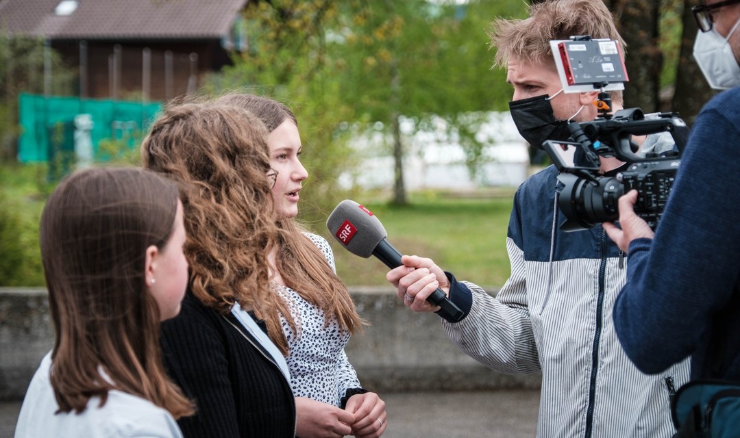 Zwei junge Frauen werden vom Moderator  Raphael Labhart interviewt.