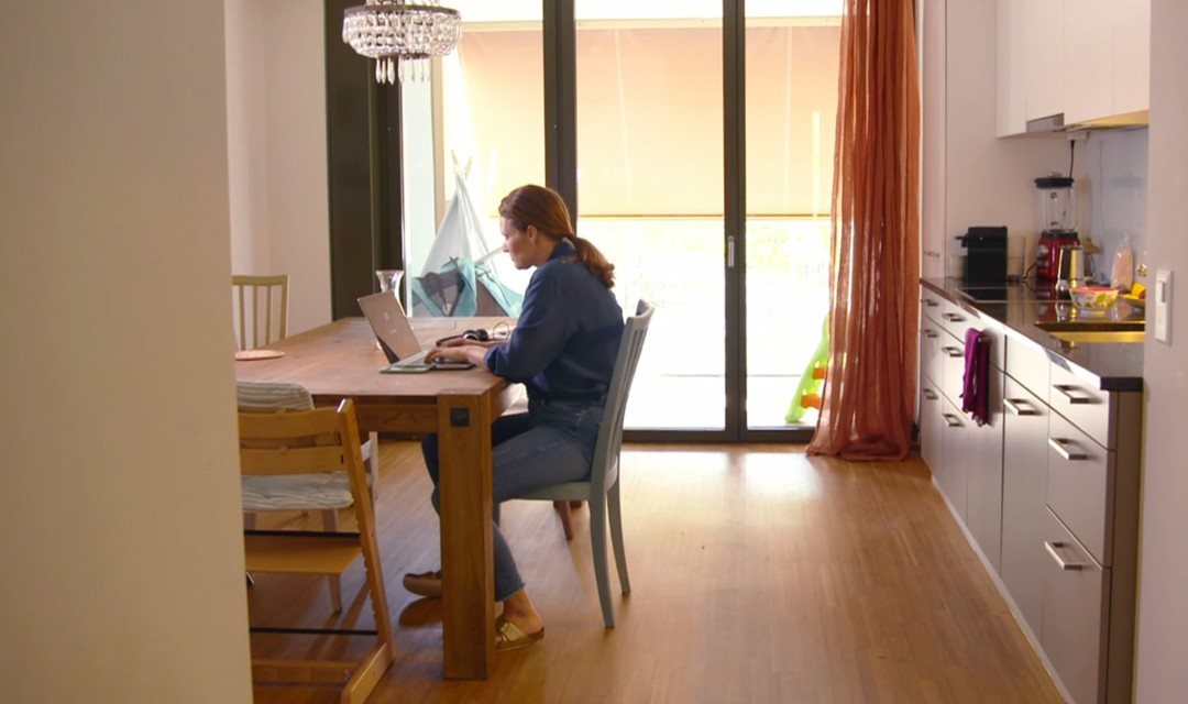 «Einstein»-Moderatorin Kathrin Hönegger bei sich zuhause während dem Skype-Gespräch