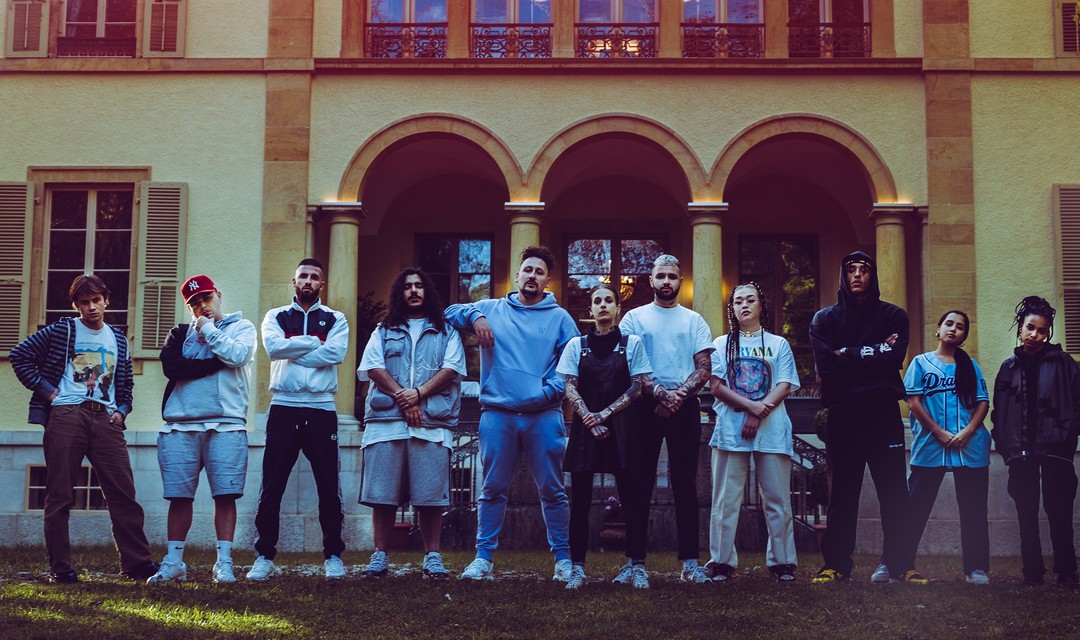 Die Teilnehmerinnen und Teilnehmer von «Battle Mansion» vor der Villa