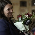 Joana Büchler wird von Niggi Ullrich mit einem Blumenstrauss verabschiedet.