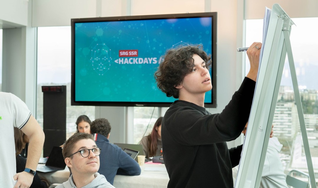 Foto vom Hackathon: Eine Person schreibt etwas auf ein Whiteboard