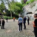 Die Mitglieder versammeln sich beim Löwendenkmal vor der Kluftwand.