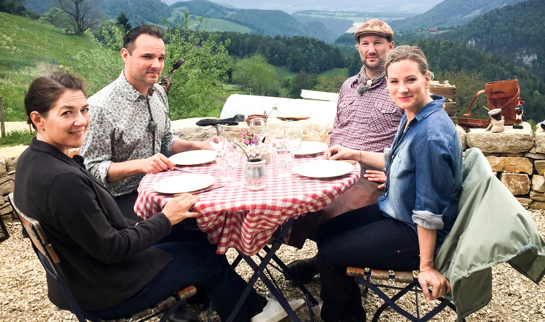 Protagonisten von Talk am Grill sitzen am Tisch