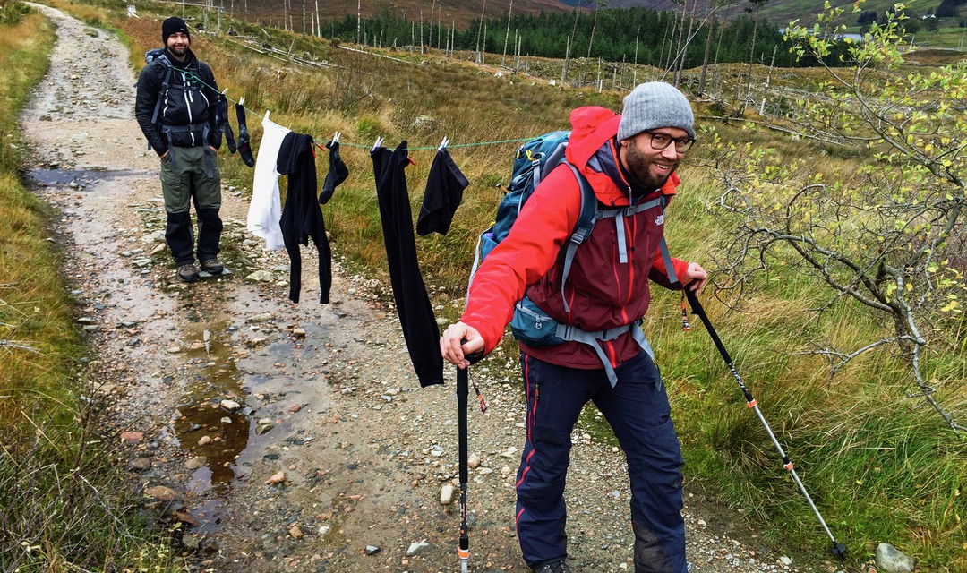 Manu und Jonny (DivertiMento): mobile Wäscheleine bei Lochan Lunn Da-Bhra