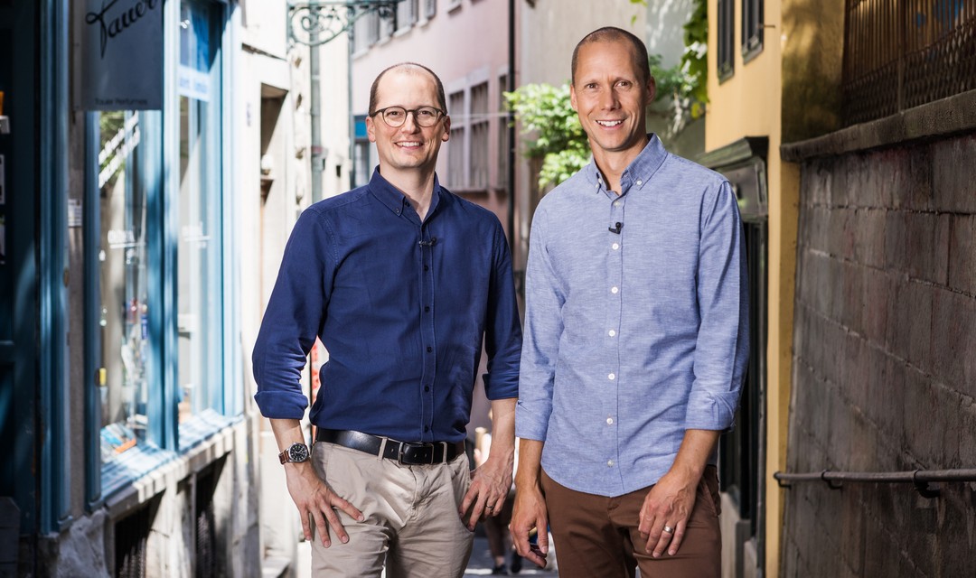 Foto der Moderatoren Michael Weinmann und Mario Torriani im Züricher Niederdorf