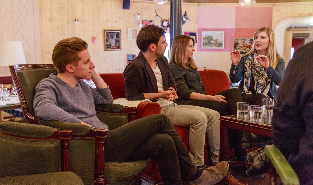 Junge Menschen diskutieren in einem Café
