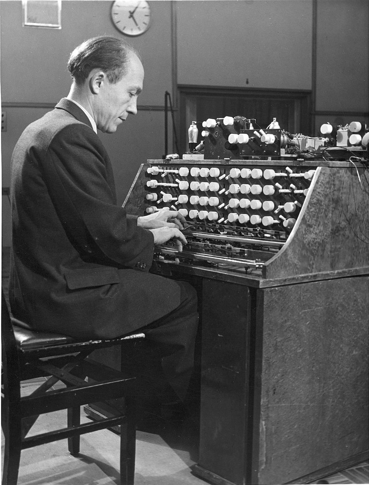 Musiker und Tüftler Oskar Sala mit seinem einzigartigen elektronischen Instrument, dem «Mixturtrautonium», das unter anderem das Geschrei in Alfred Hitchcocks Film «Die Vögel» hervorbrachte.