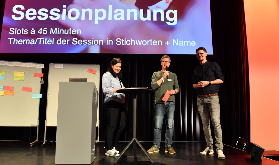 Die Bühne des Medien-Barcamp mit Bettina Werren und Konrad Weber