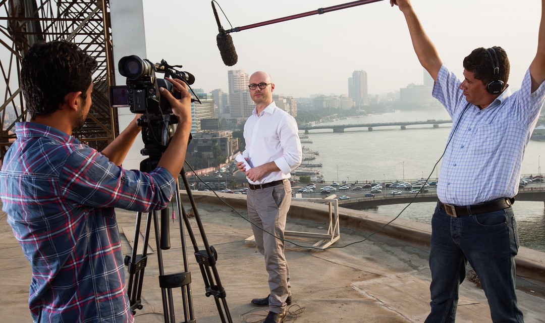 Nahost-Korrespondent Pascal Weber mit Kamera- und Tonmann.