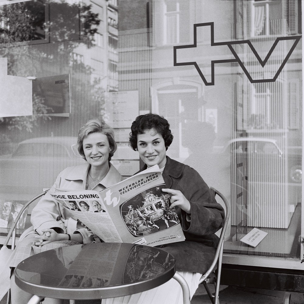 Foto zwei Frauen lesen eine Zeitung
