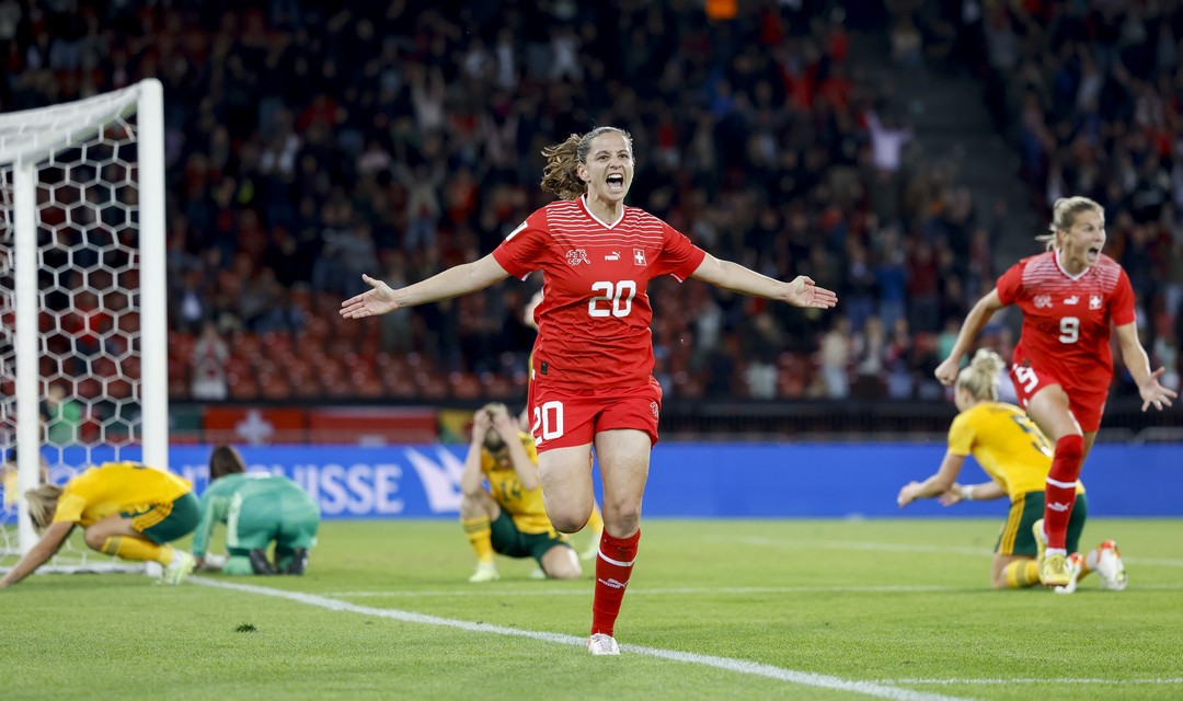 Fabienne Humm, Spielerin der Schweizer Fussballnationalmannschaft, rennt jubelnd auf die Kamera zu.