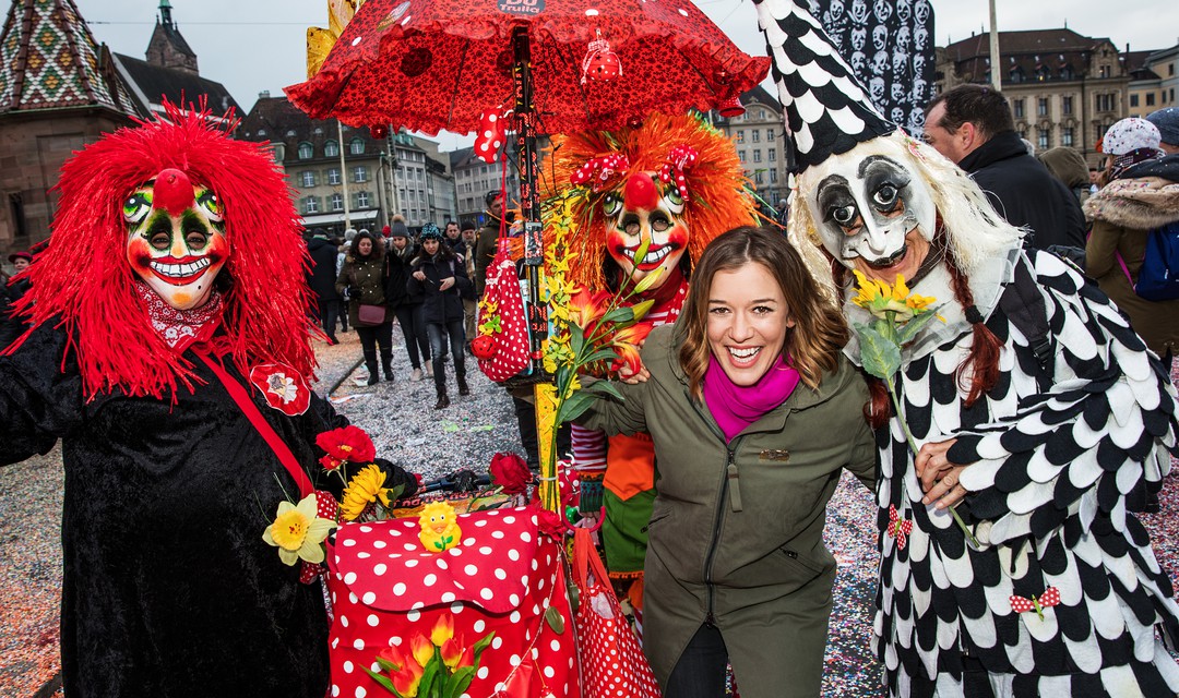 Moderatorin Eva Nidecker im Fasnachtstreiben