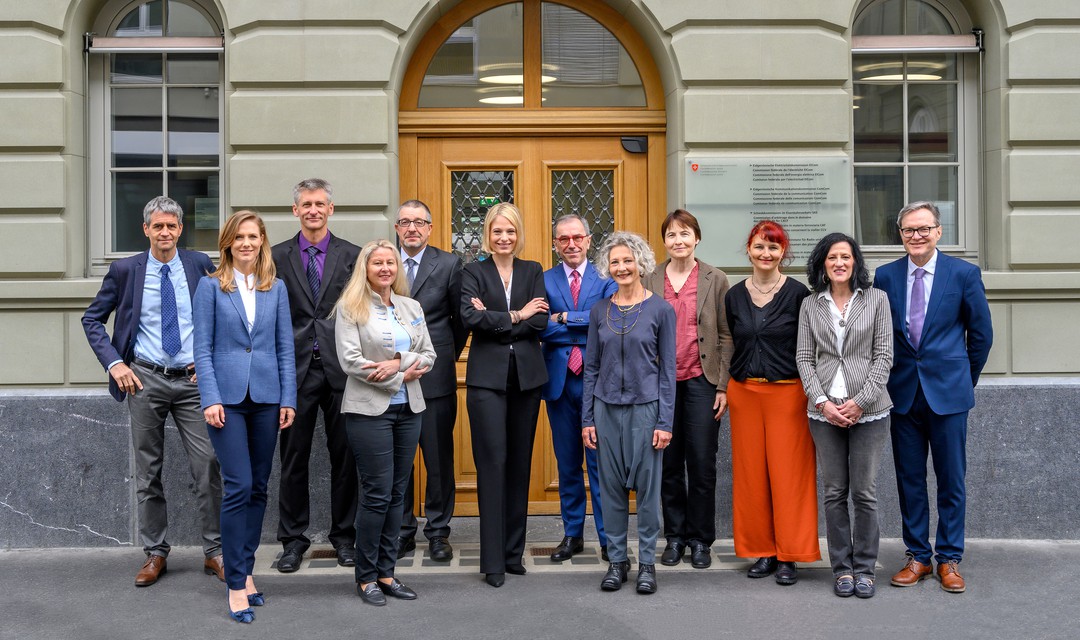 Die UBI-Mitglieder vor dem Gebäude in Bern