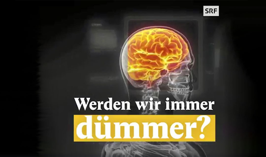 Röntgenbild Kopf/Hals eines Menschen mit gelb markiertem Gehirn und Beitragstitel: "Werden wir immer dümmer?"