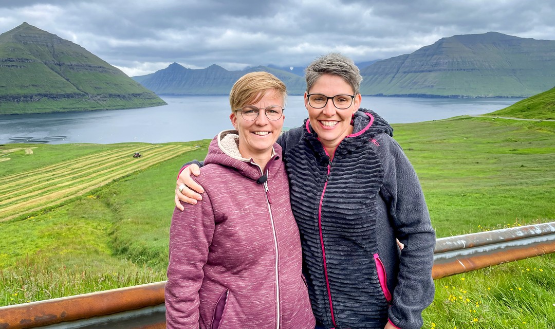Zwei Landfrauen posieren auf den Färöer-Inseln