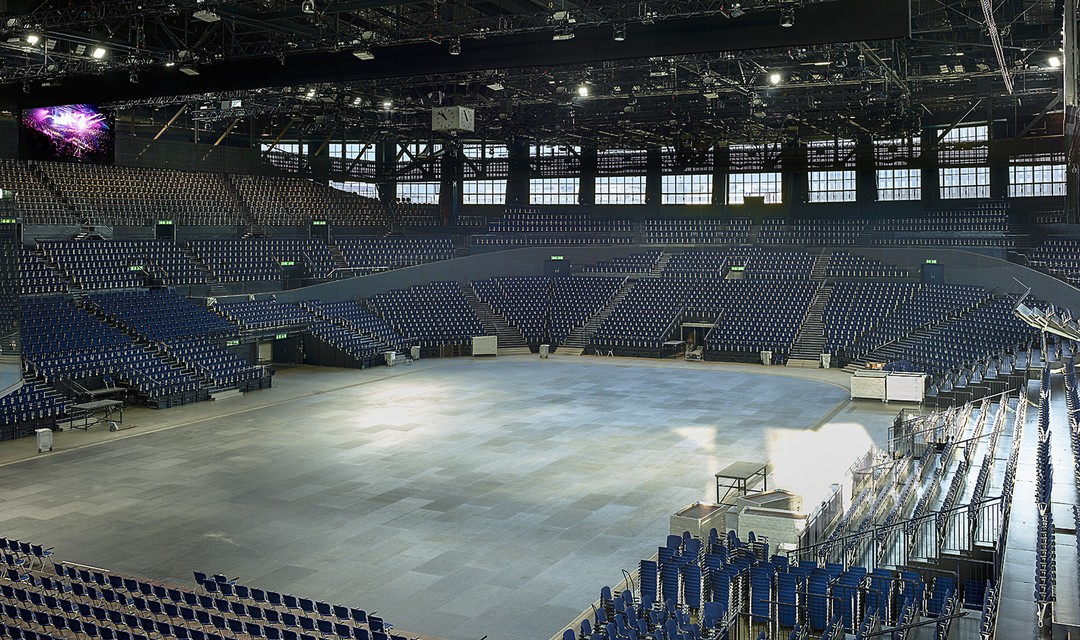 Leeres Hallenstadion.