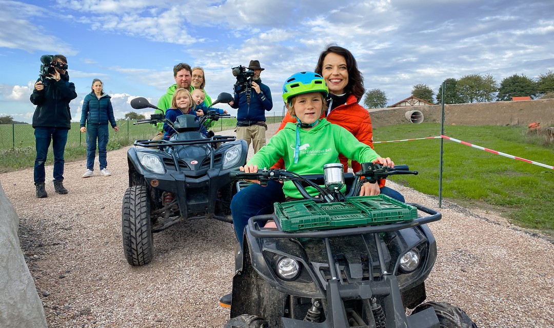 Mona Vetsch mit der Auswanderer-Familie Müller-Taetz auf Quads