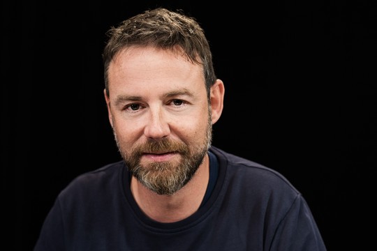 Bild von Nik Hartmann gibt Moderation im SRF 3-Vorabendprogramm ab