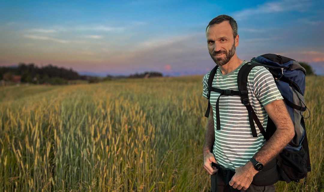 Foto: Matthias Rusch steht vor einem Getreidefeld