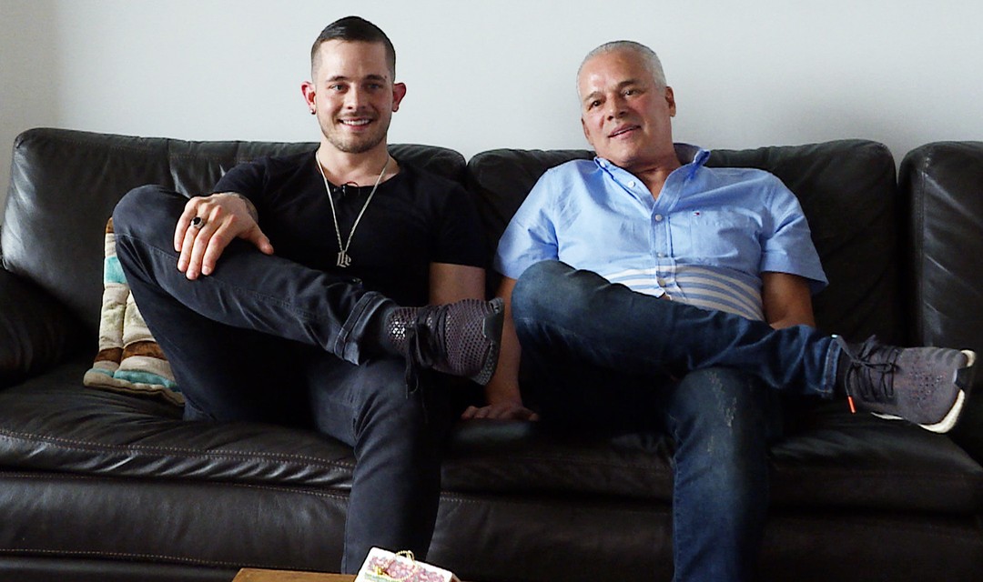 Loco Escrito mit seinem Vater Fernando Herzig auf der Couch.