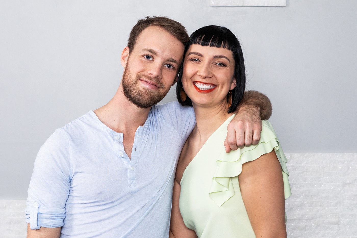 Jason Brügger und Coach Patrycja Studer lachen in die Kamera.