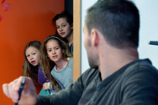 Bild von «DOK»-Film «Bratsch – Ein Dorf macht Schule» gewinnt Berner Filmpreis